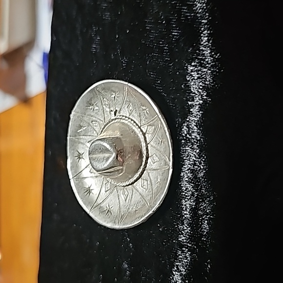 Silvertone Hat Brooche - Picture 3 of 5